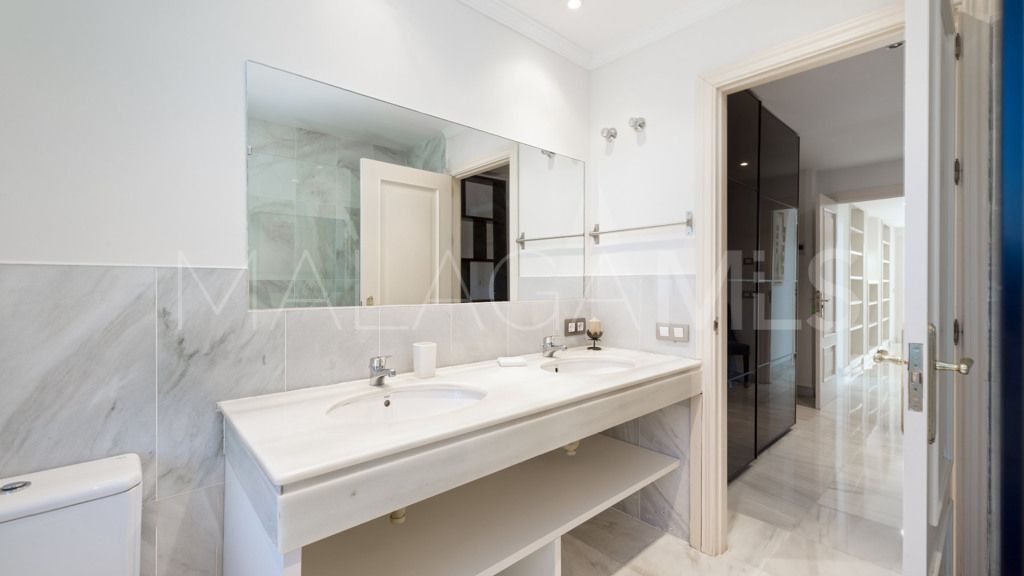 Buy chalet de 6 bedrooms in Casasola