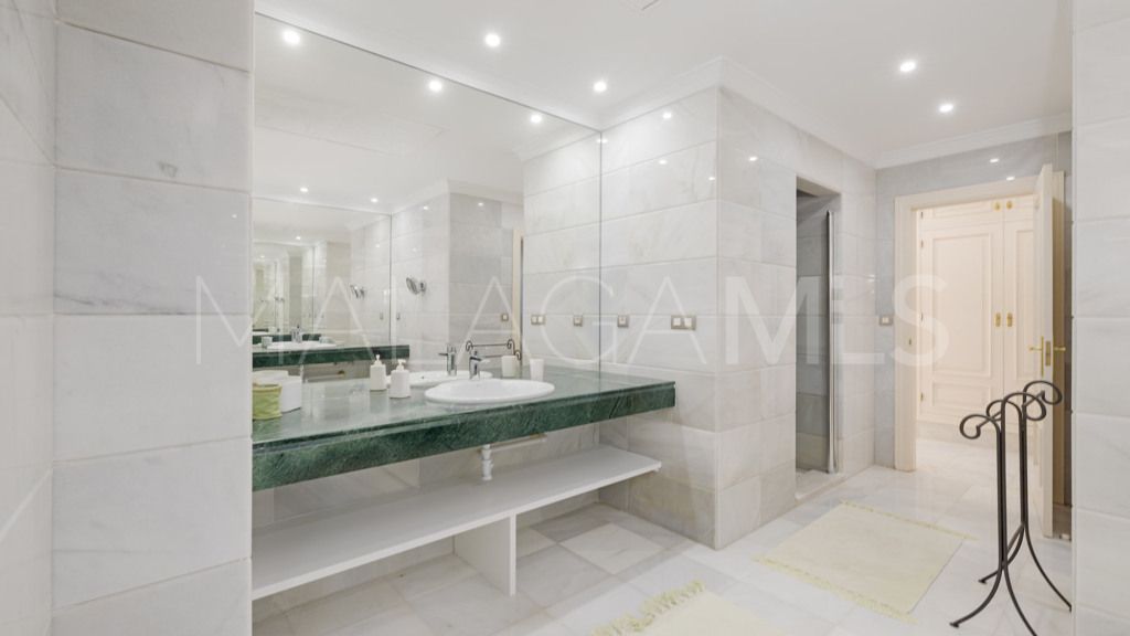 Buy chalet de 6 bedrooms in Casasola