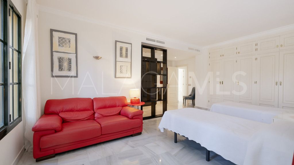 Buy chalet de 6 bedrooms in Casasola