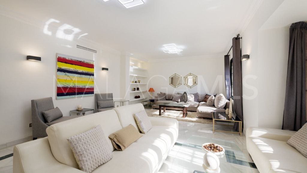 Buy chalet de 6 bedrooms in Casasola