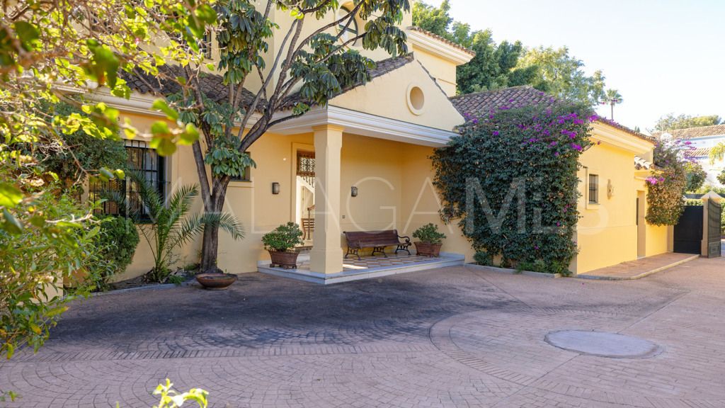 Buy chalet de 6 bedrooms in Casasola