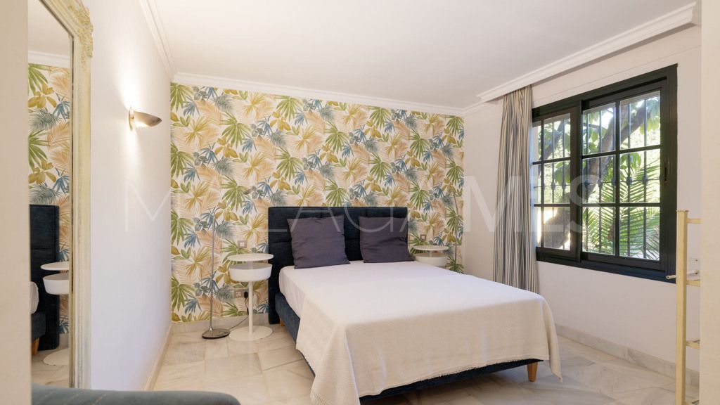 Buy chalet de 6 bedrooms in Casasola