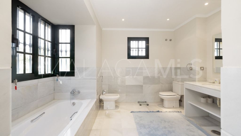 Buy chalet de 6 bedrooms in Casasola