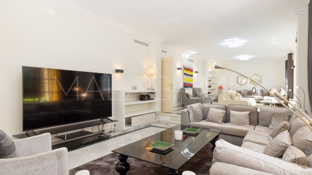 Buy chalet de 6 bedrooms in Casasola