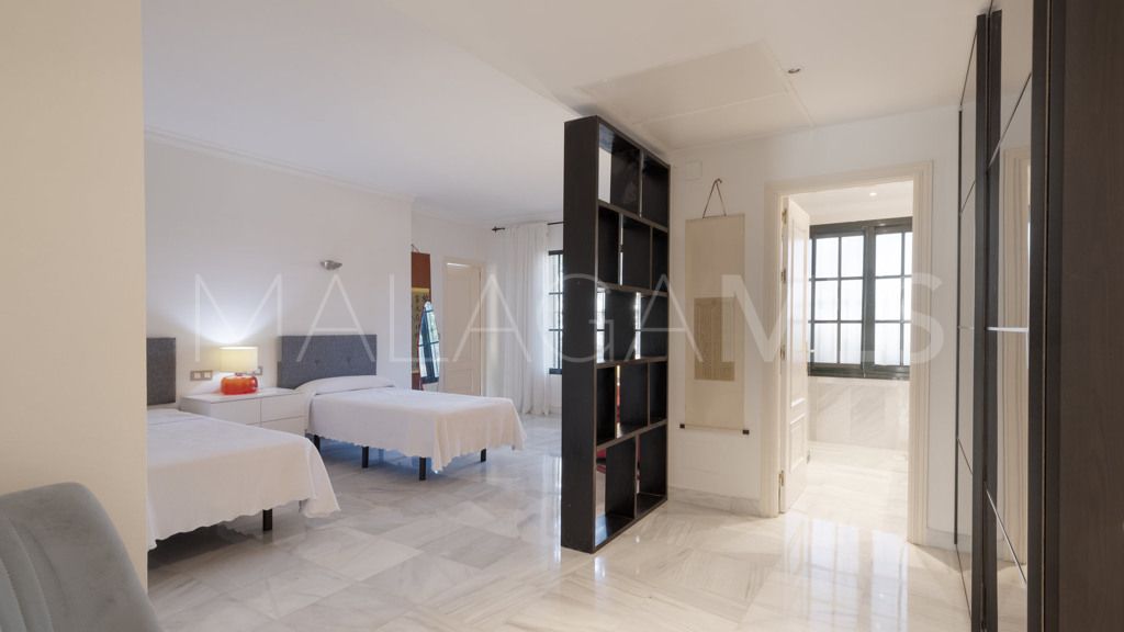 Buy chalet de 6 bedrooms in Casasola