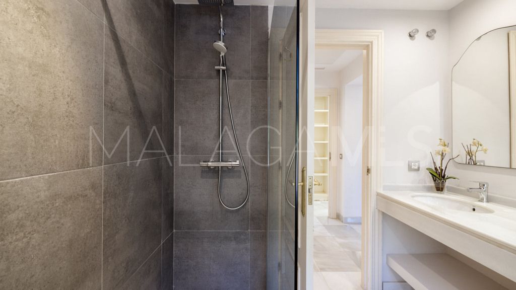 Buy chalet de 6 bedrooms in Casasola