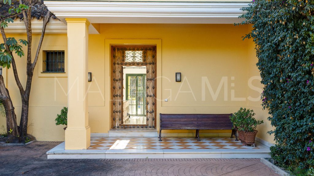 Buy chalet de 6 bedrooms in Casasola