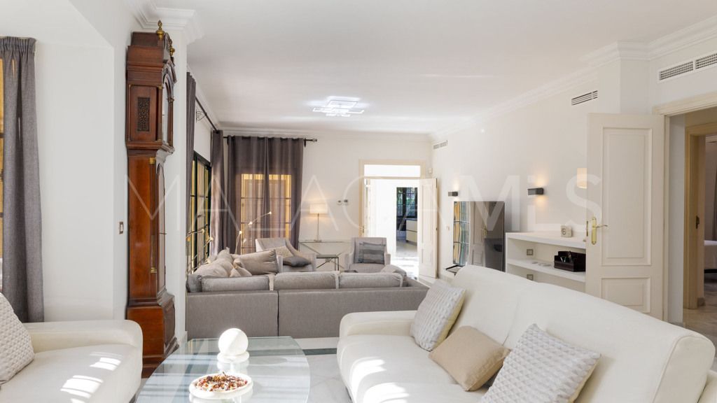 Buy chalet de 6 bedrooms in Casasola