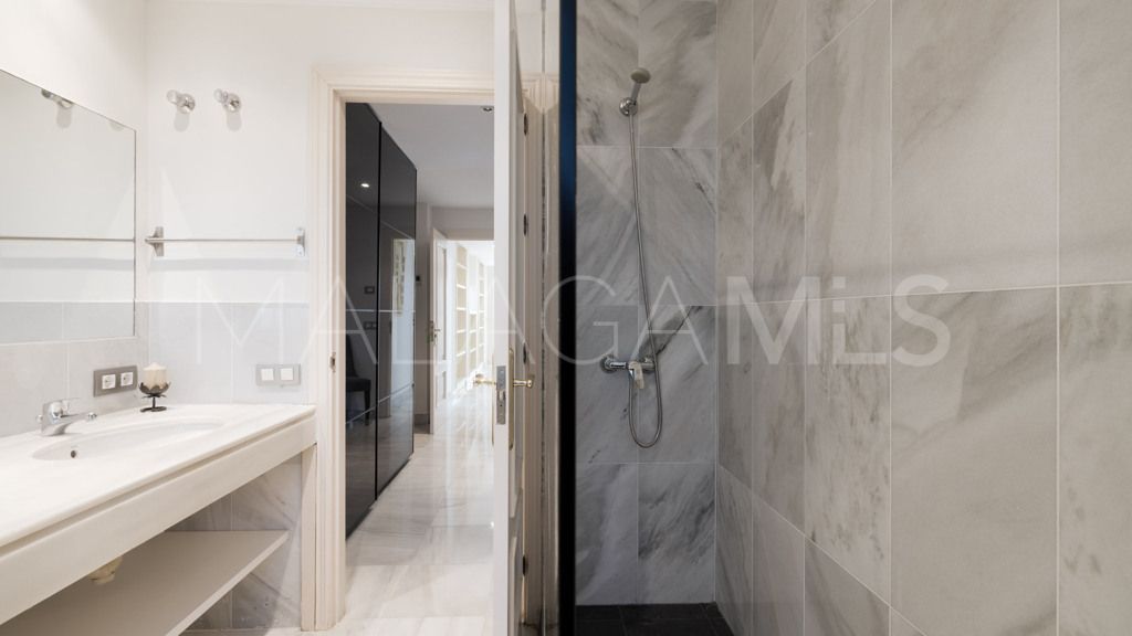 Buy chalet de 6 bedrooms in Casasola