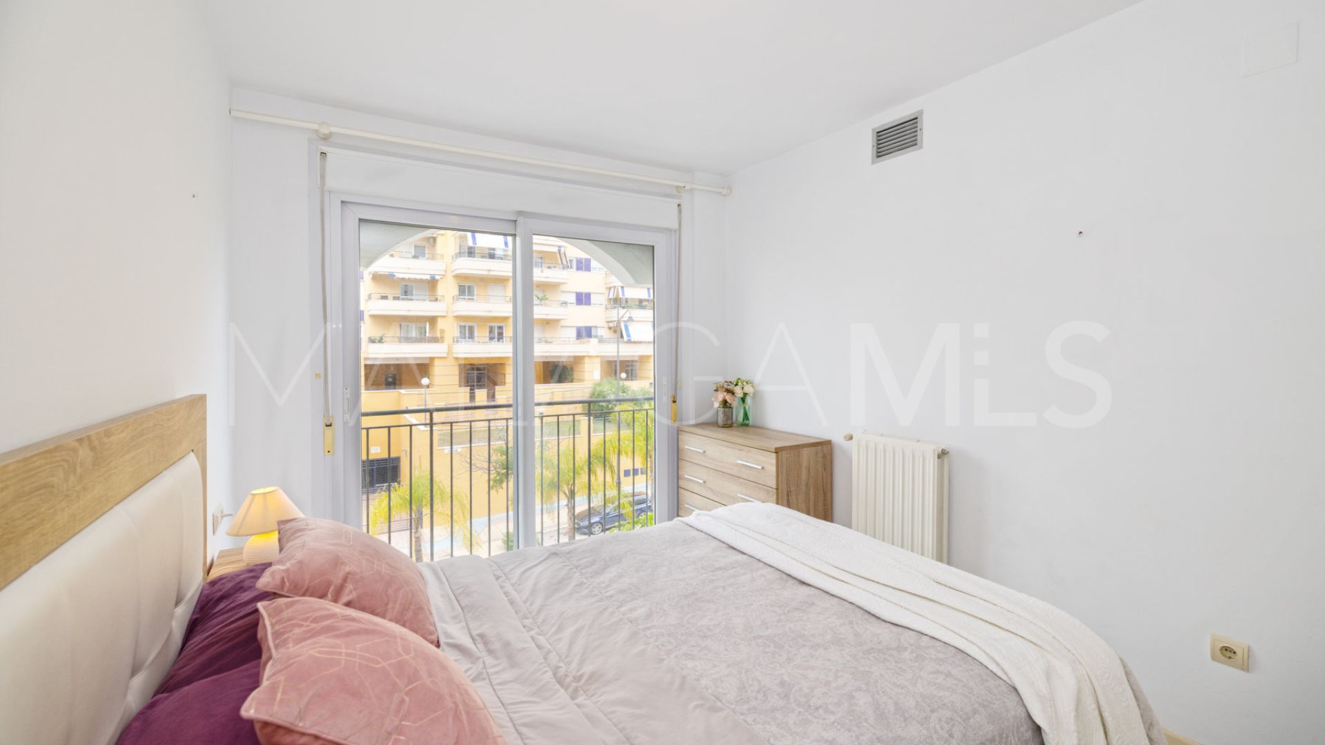 Apartamento for sale in Estepona Puerto with 3 bedrooms