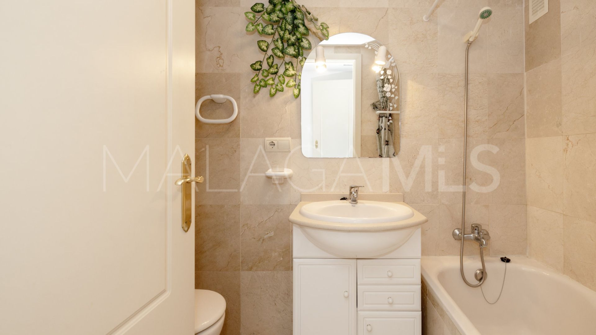 Apartamento for sale in Estepona Puerto with 3 bedrooms