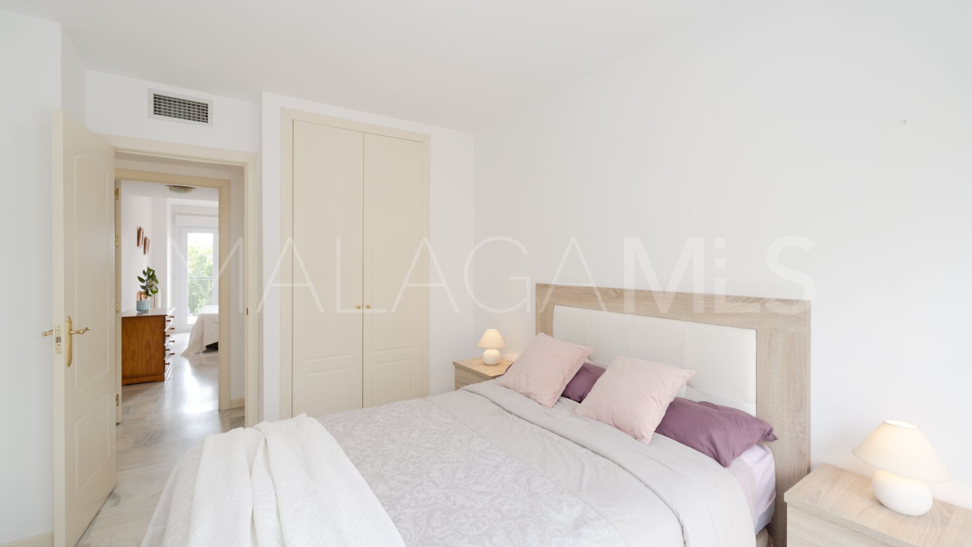 Apartamento for sale in Estepona Puerto with 3 bedrooms