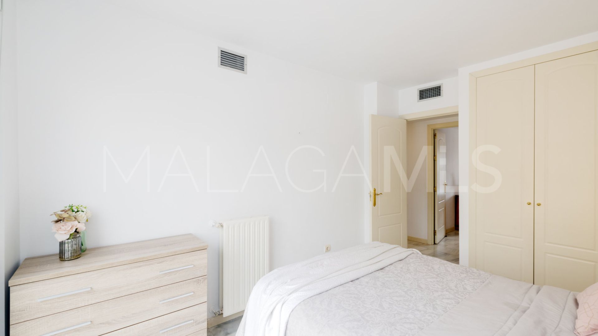 Apartamento for sale in Estepona Puerto with 3 bedrooms