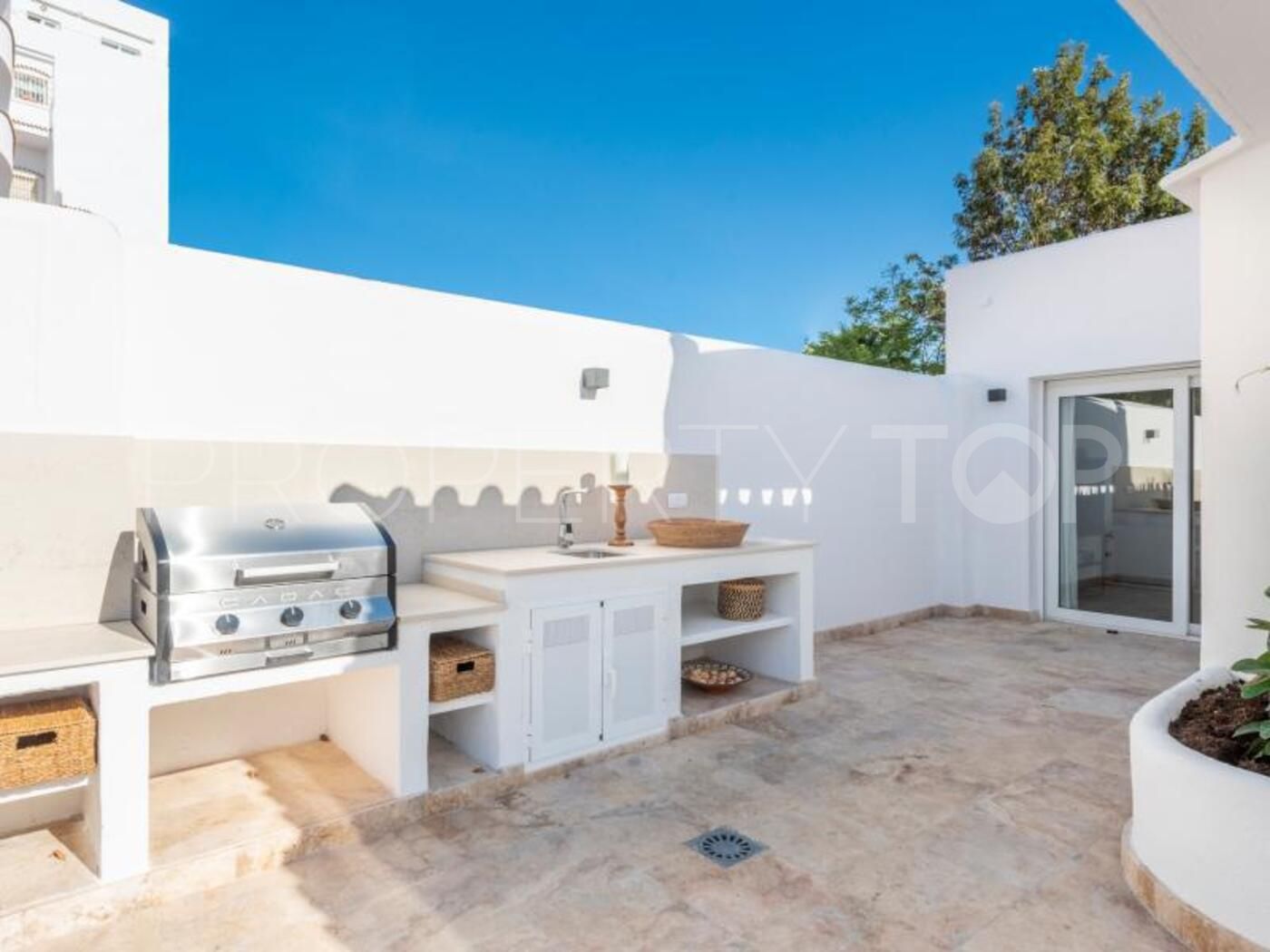 Villa for sale in Nueva Andalucia