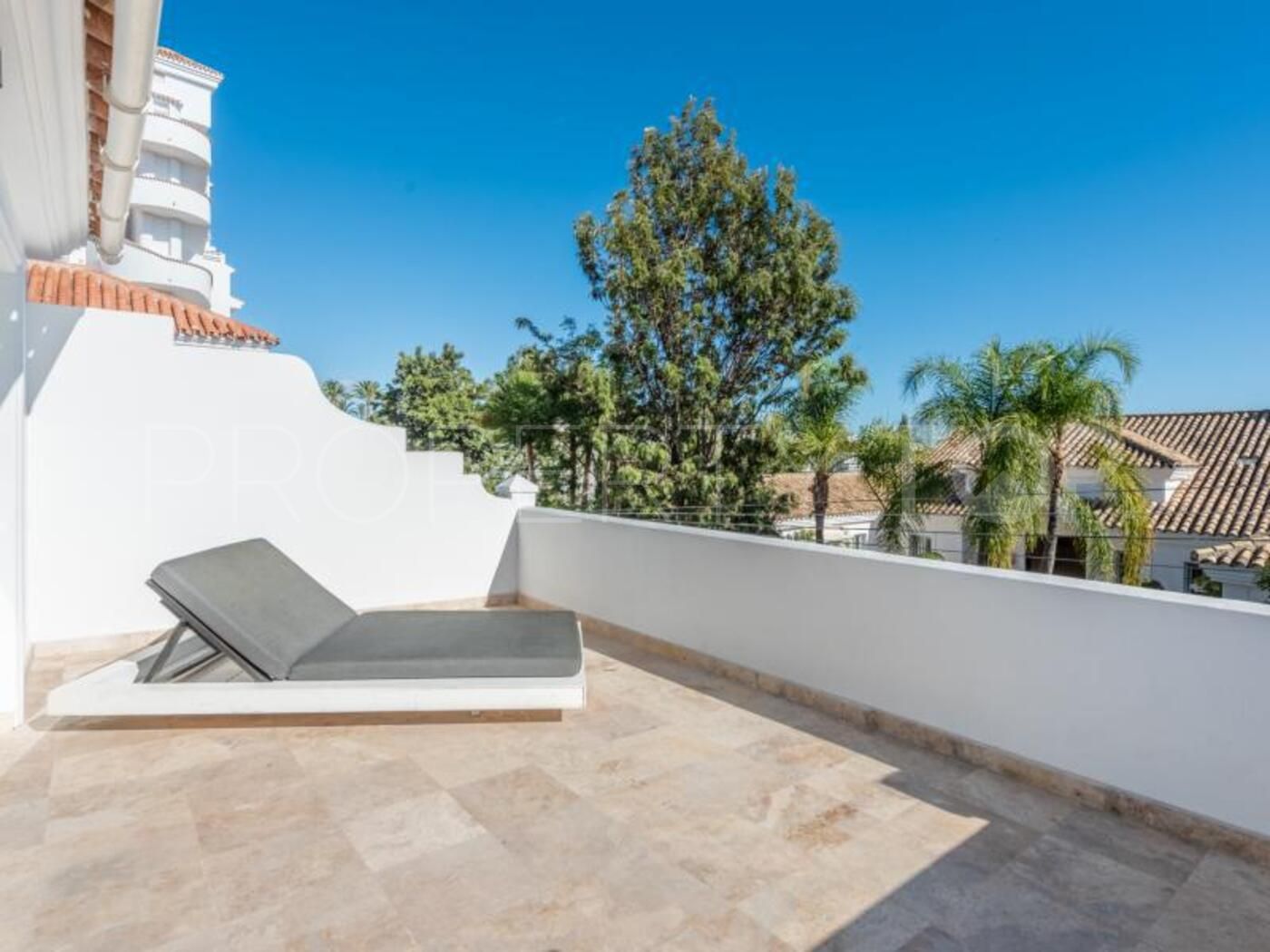 Villa for sale in Nueva Andalucia