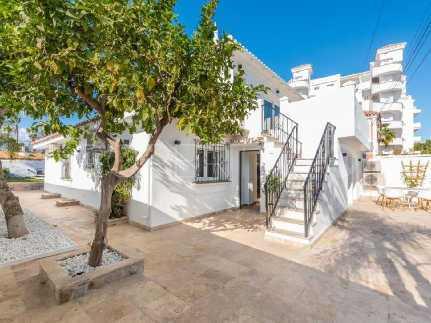 Villa for sale in Nueva Andalucia