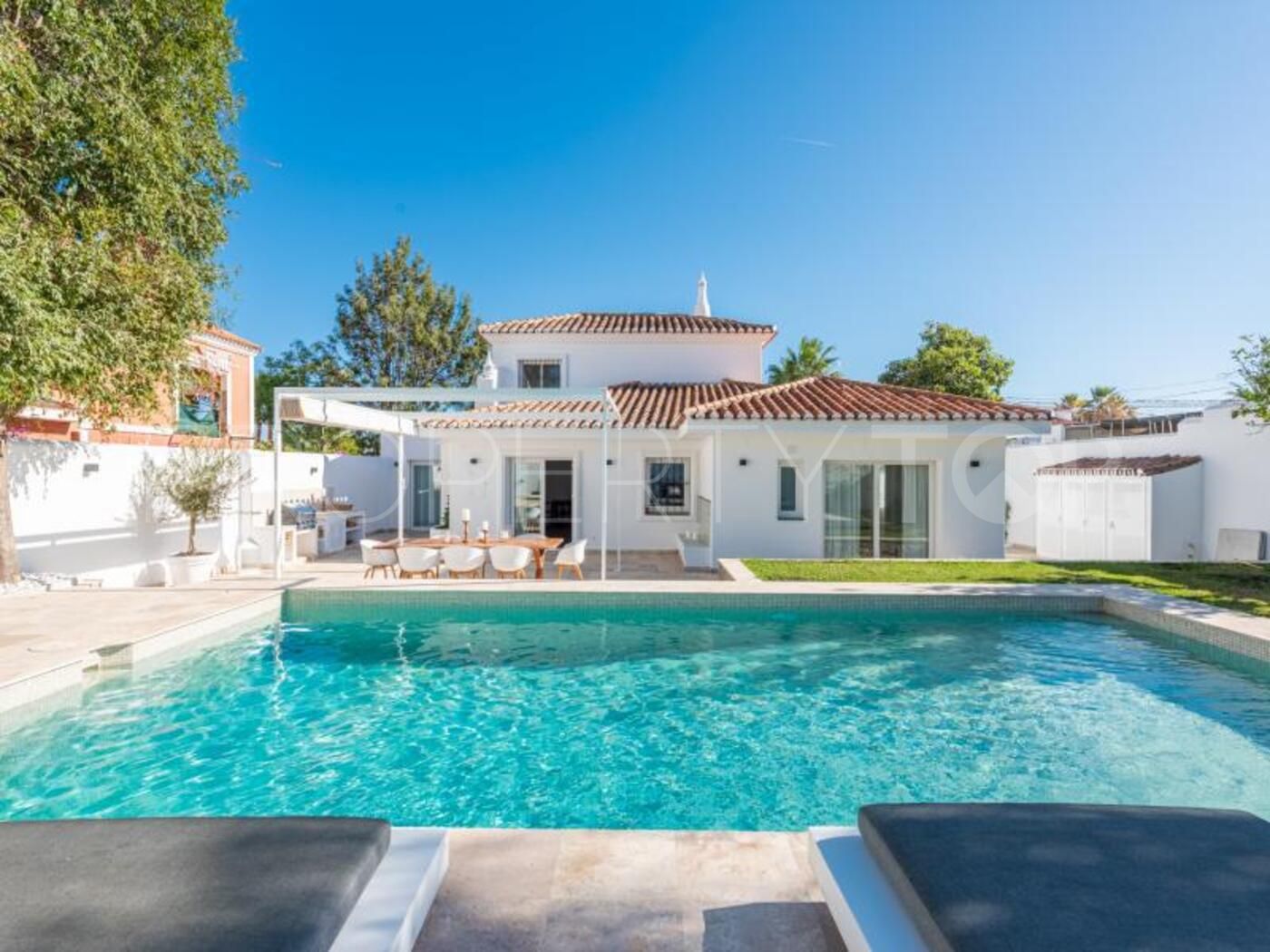 Villa for sale in Nueva Andalucia