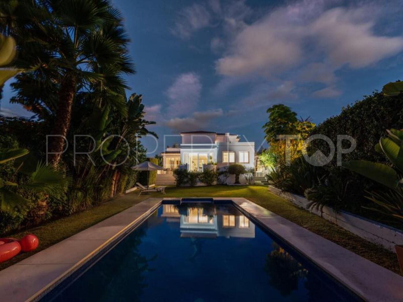 Se vende villa en Los Naranjos Golf