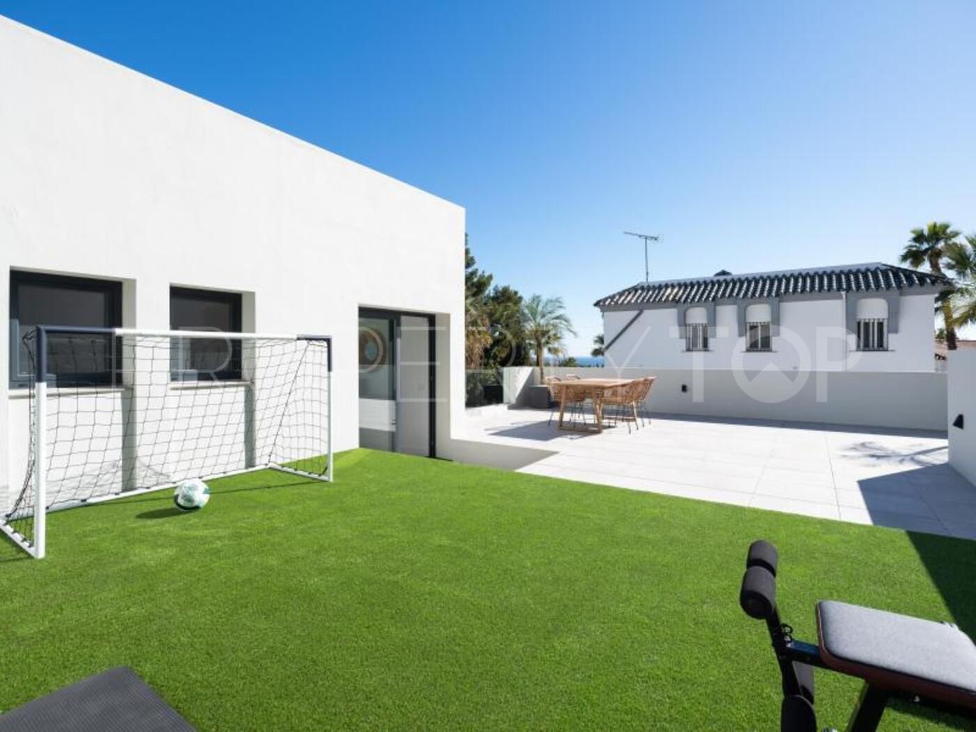 Buy Nueva Andalucia villa with 3 bedrooms