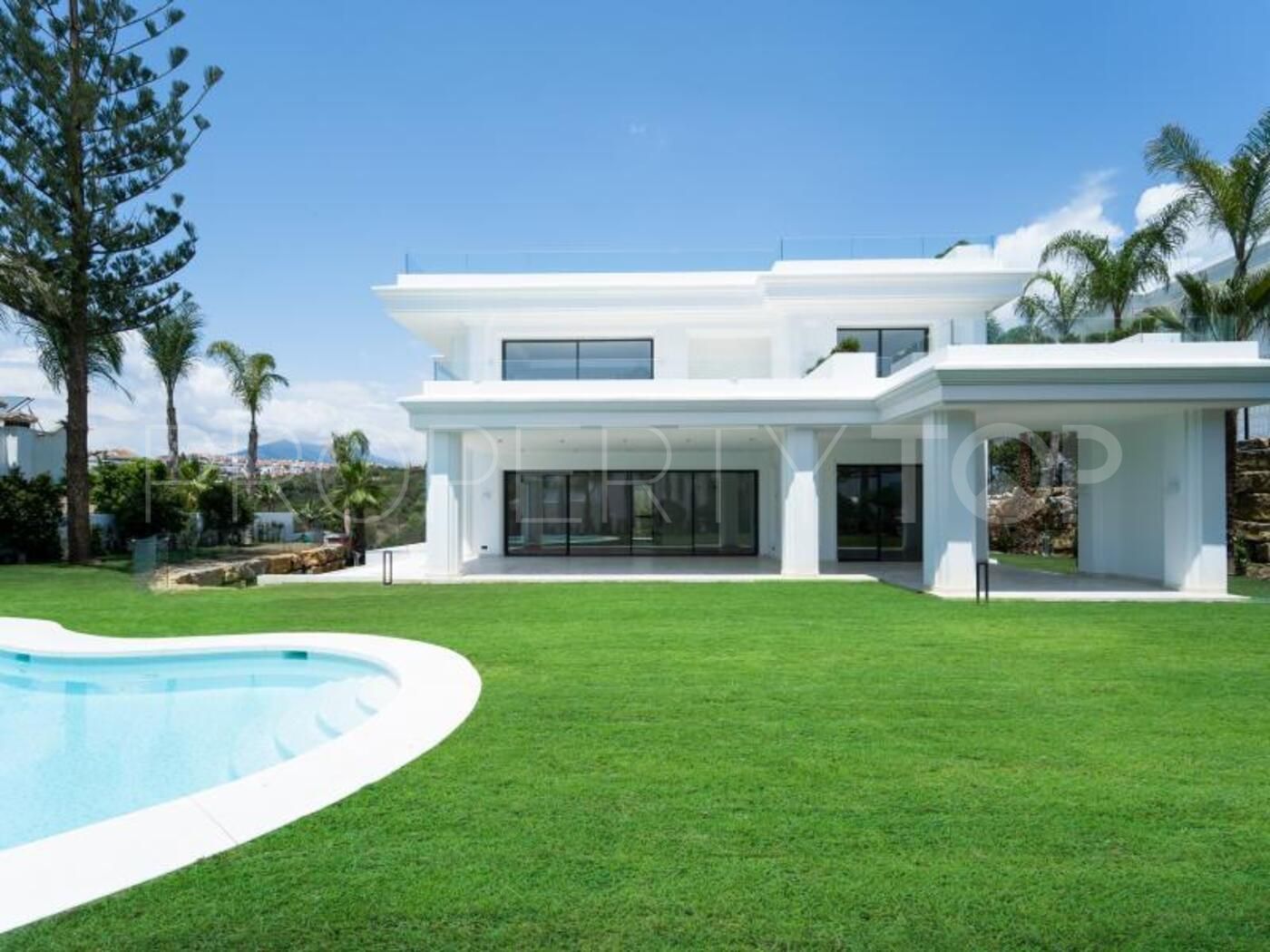 Villa en venta en Las Lomas del Marbella Club con 6 dormitorios