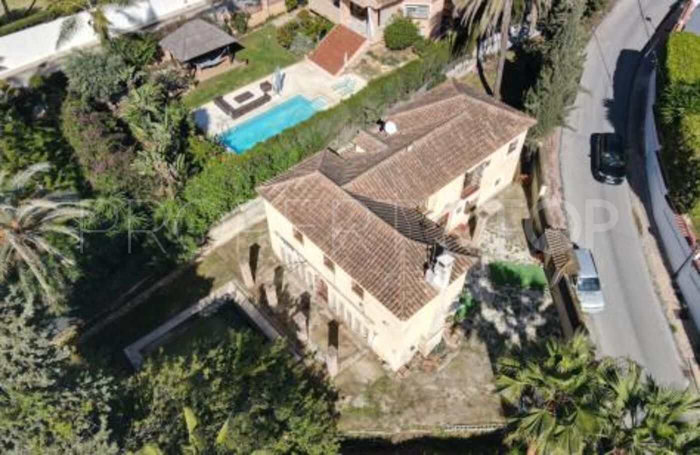 Se vende villa en Nueva Andalucia con 6 dormitorios