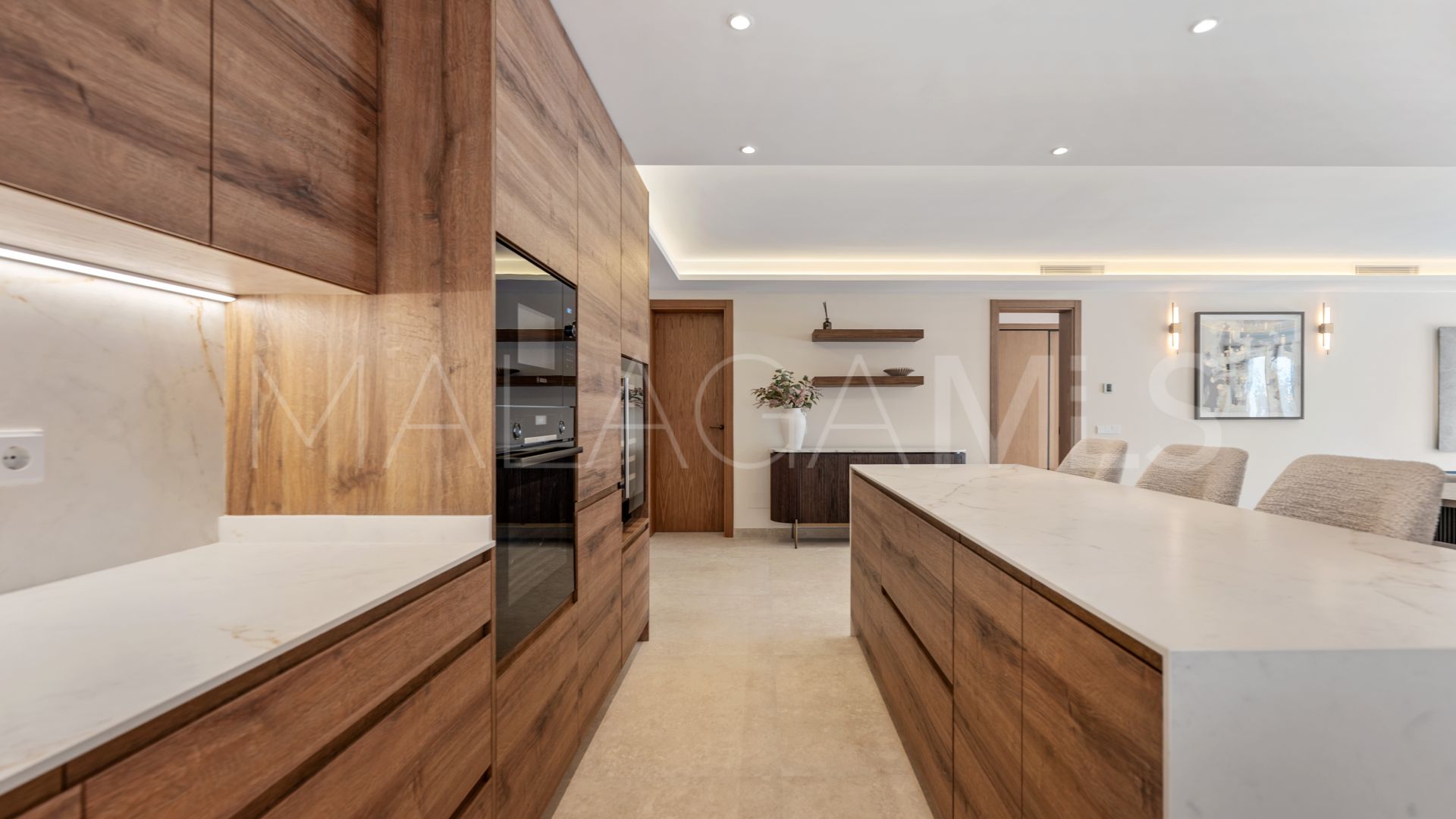 Buy ground floor apartment in Nueva Andalucia with 3 bedrooms