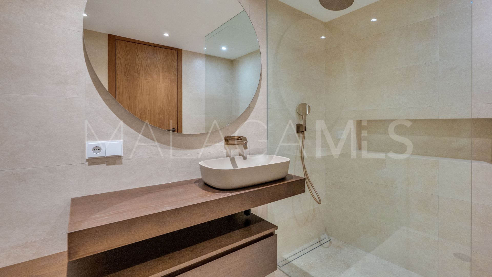 Buy ground floor apartment in Nueva Andalucia with 3 bedrooms