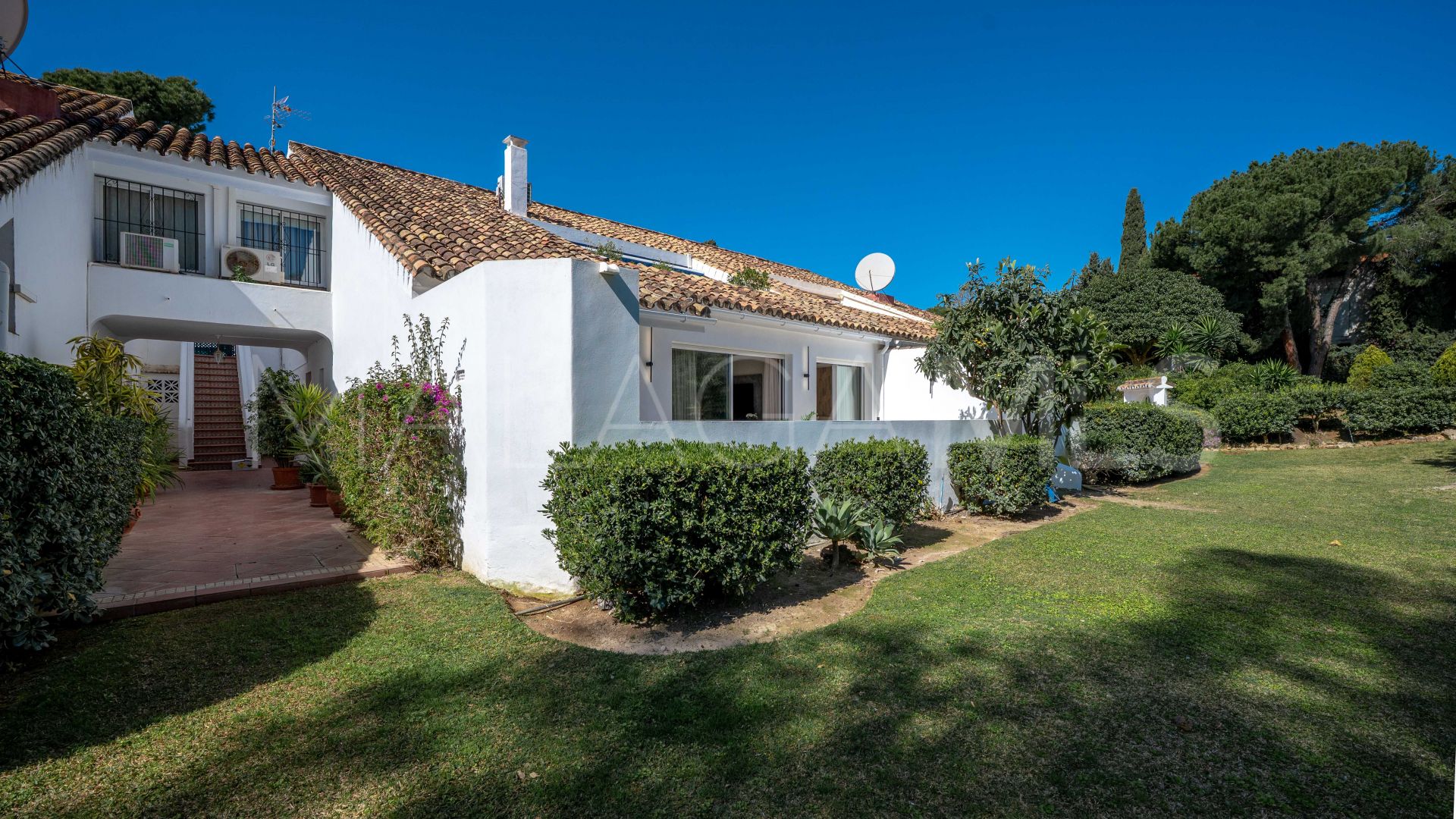 Buy ground floor apartment in Nueva Andalucia with 3 bedrooms