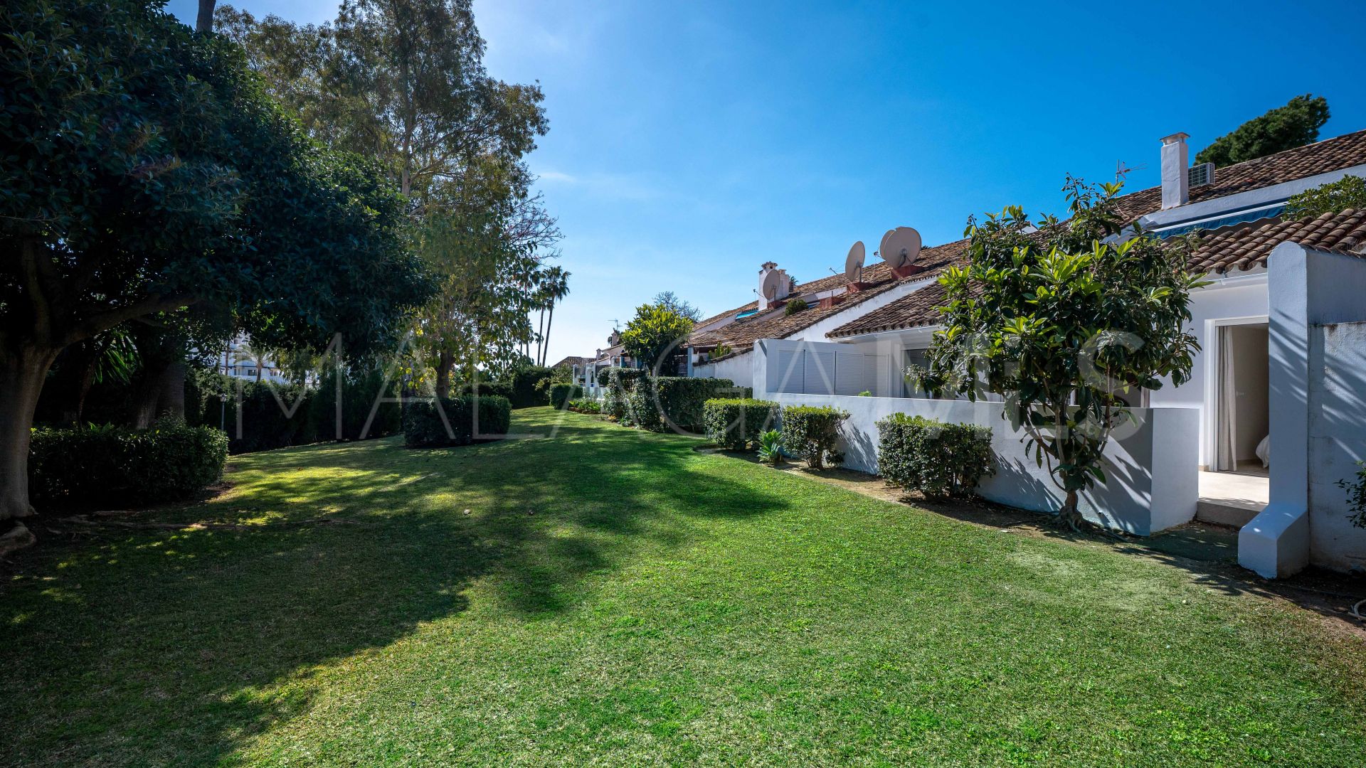 Buy ground floor apartment in Nueva Andalucia with 3 bedrooms