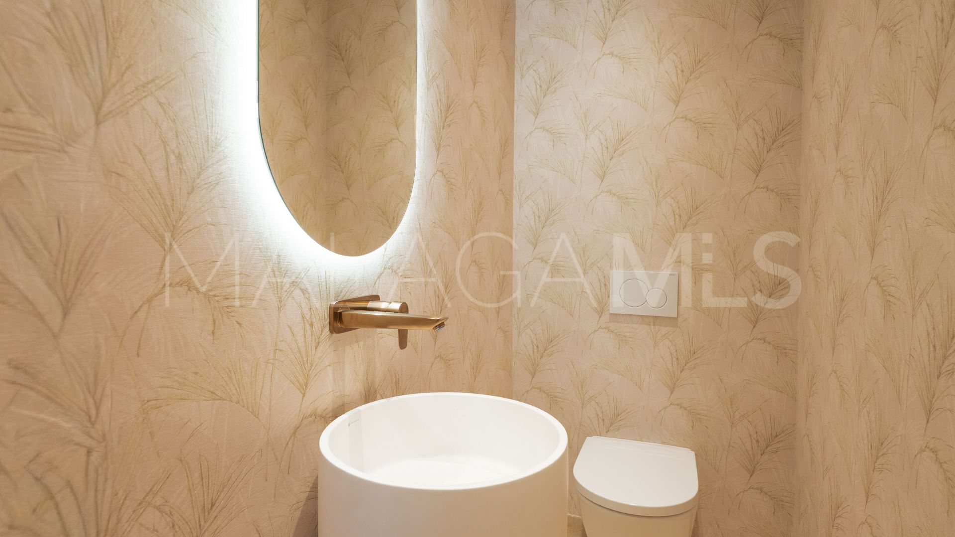 Buy ground floor apartment in Nueva Andalucia with 3 bedrooms