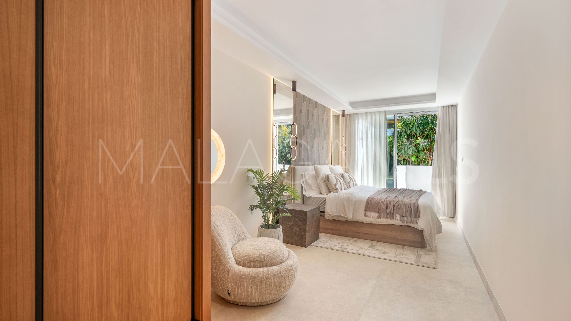 Buy ground floor apartment in Nueva Andalucia with 3 bedrooms