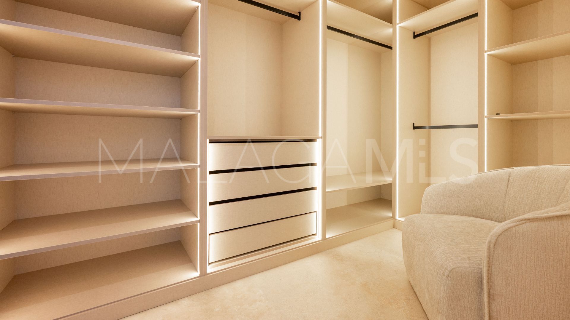 Buy ground floor apartment in Nueva Andalucia with 3 bedrooms