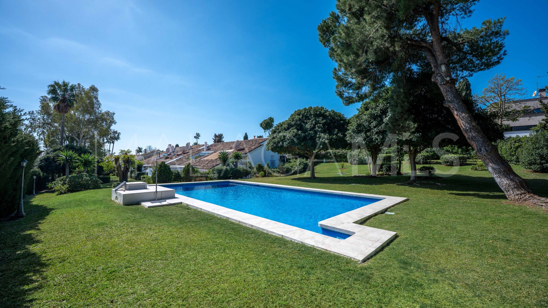 Buy ground floor apartment in Nueva Andalucia with 3 bedrooms