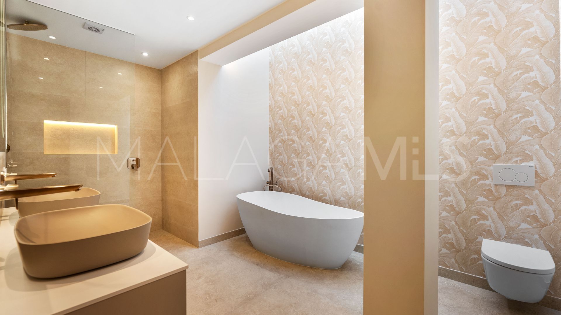 Buy ground floor apartment in Nueva Andalucia with 3 bedrooms