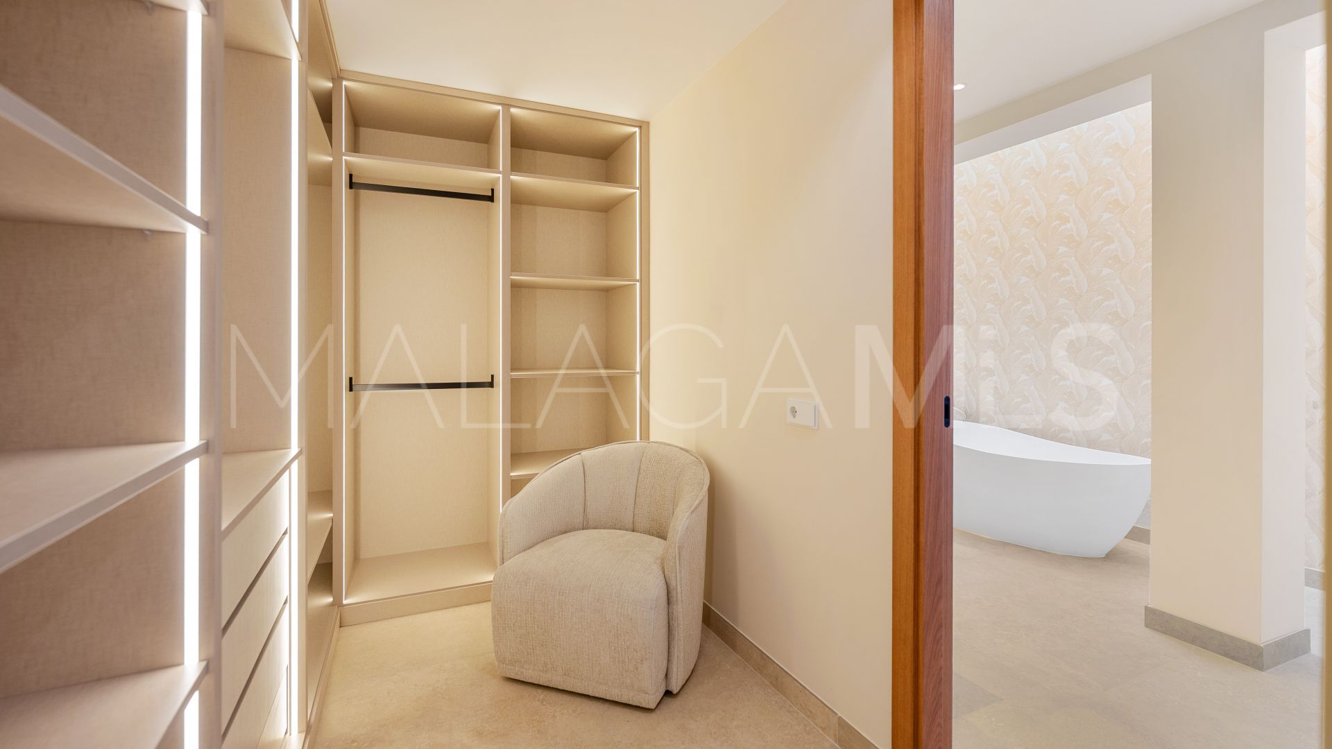 Buy ground floor apartment in Nueva Andalucia with 3 bedrooms