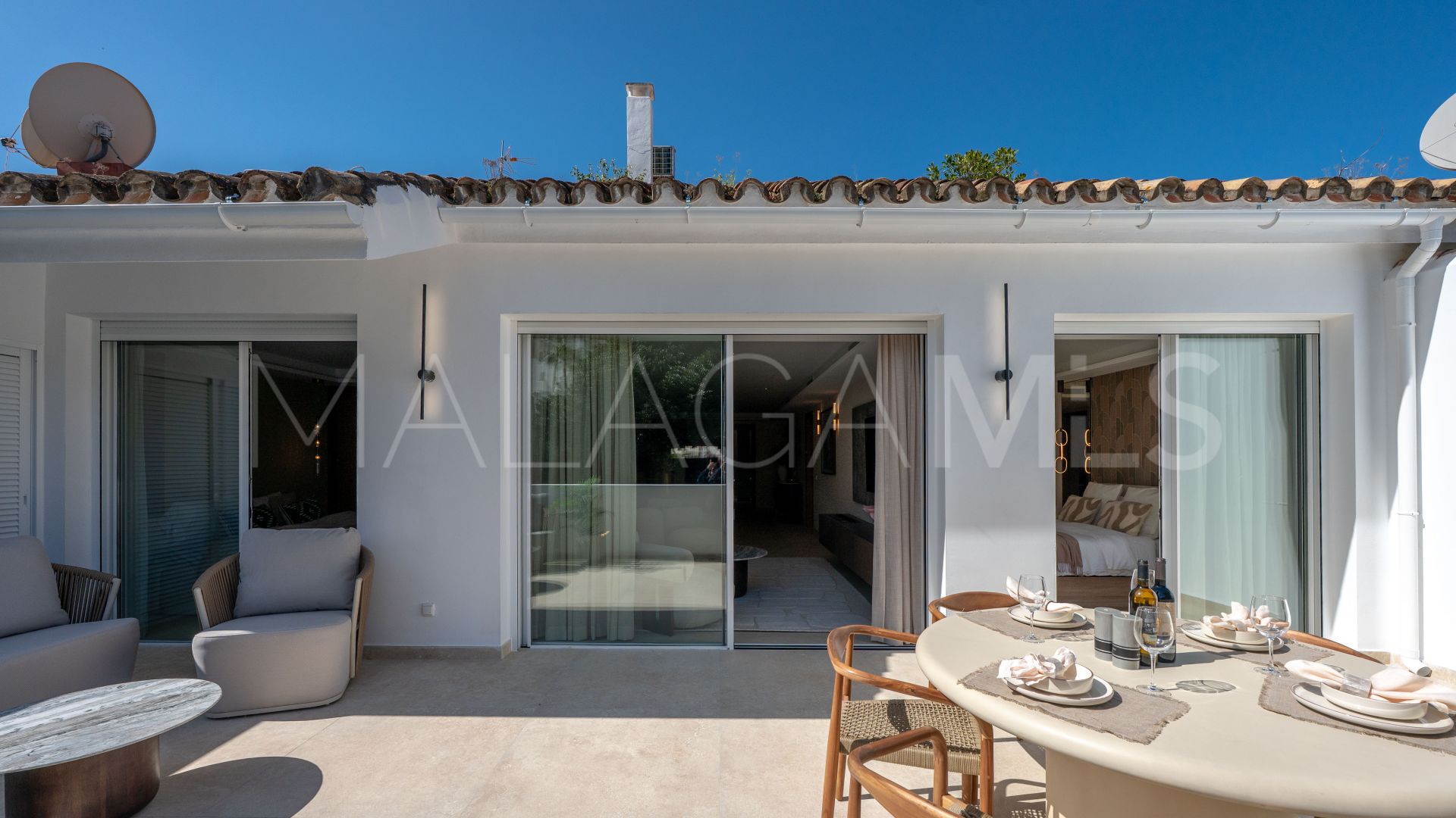 Buy ground floor apartment in Nueva Andalucia with 3 bedrooms