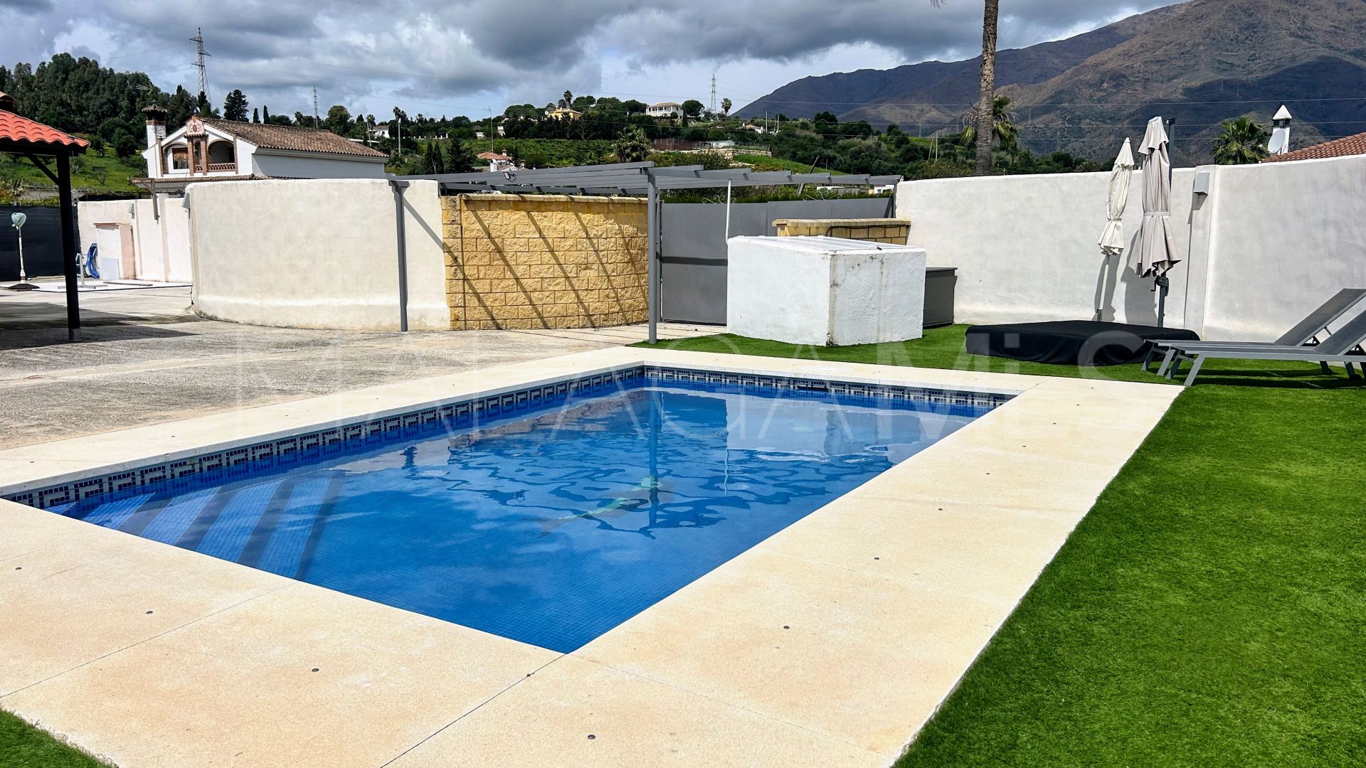 Hus i byn for sale in Guadalobon