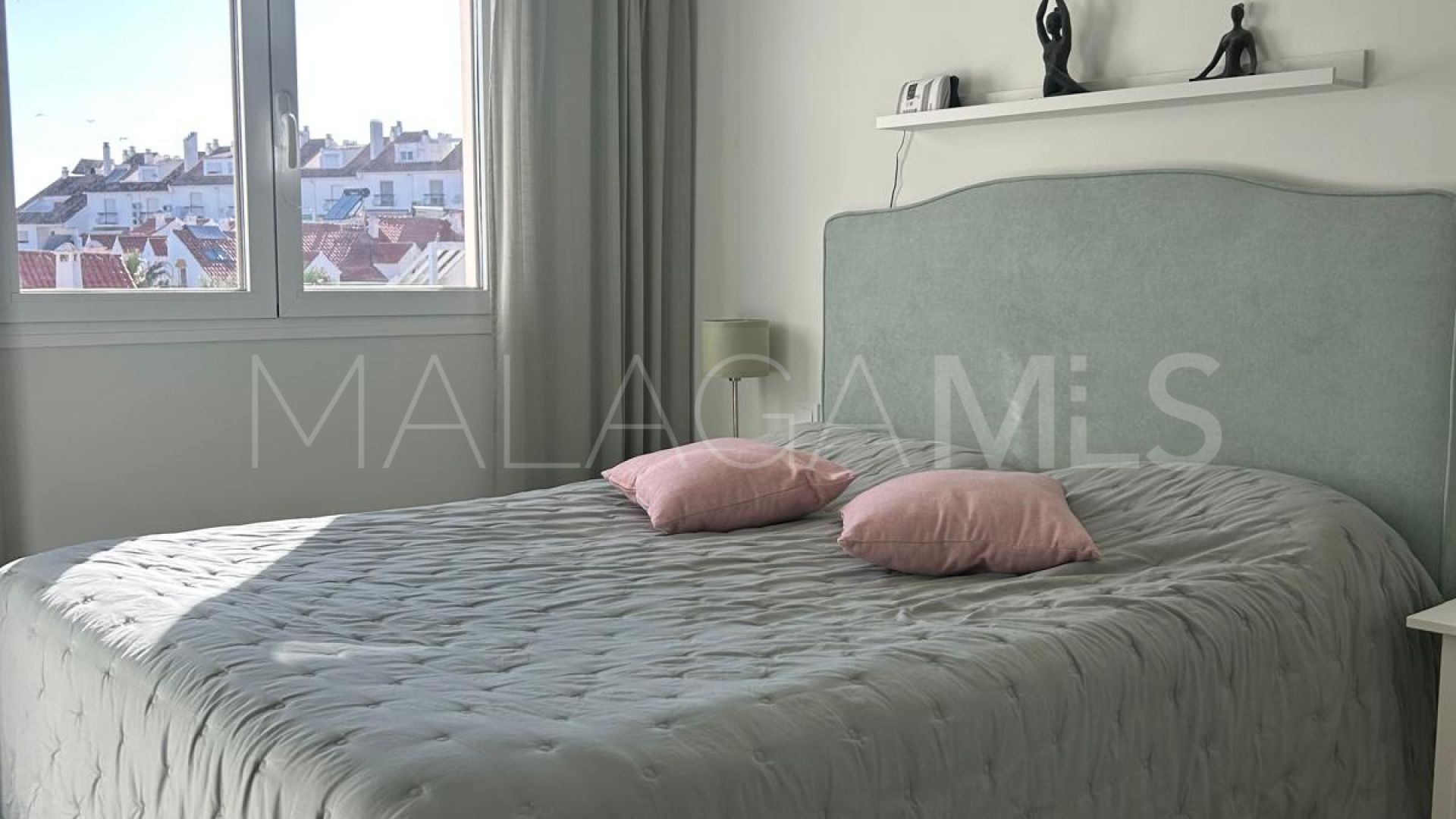 Lägenhet for sale in Estepona Puerto