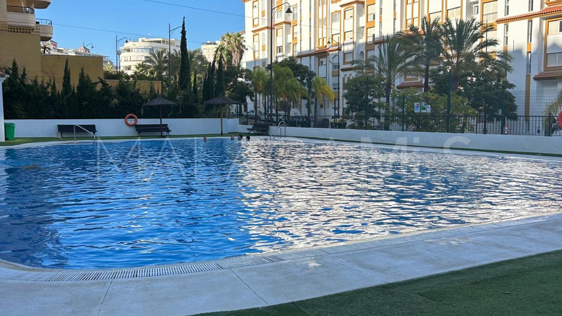 Lägenhet for sale in Estepona Puerto