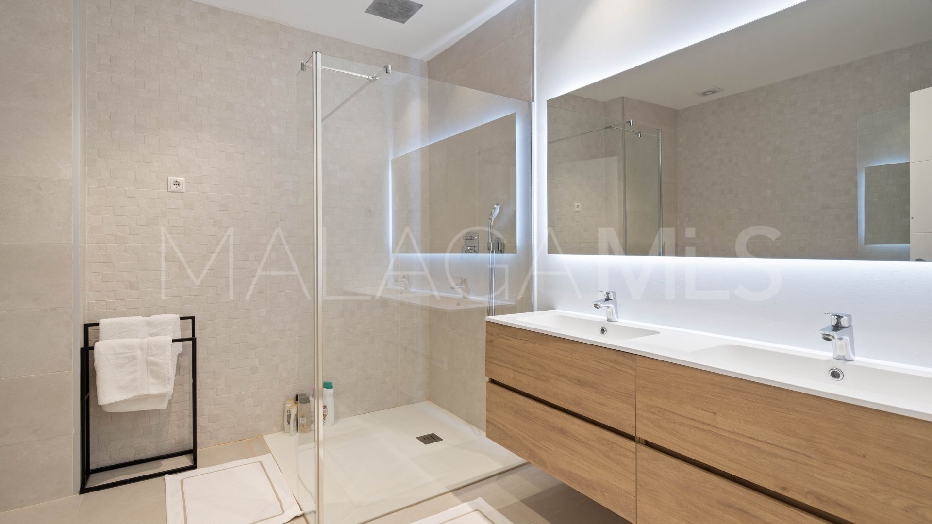 Pareado for sale in Finca Cortesin with 4 bedrooms