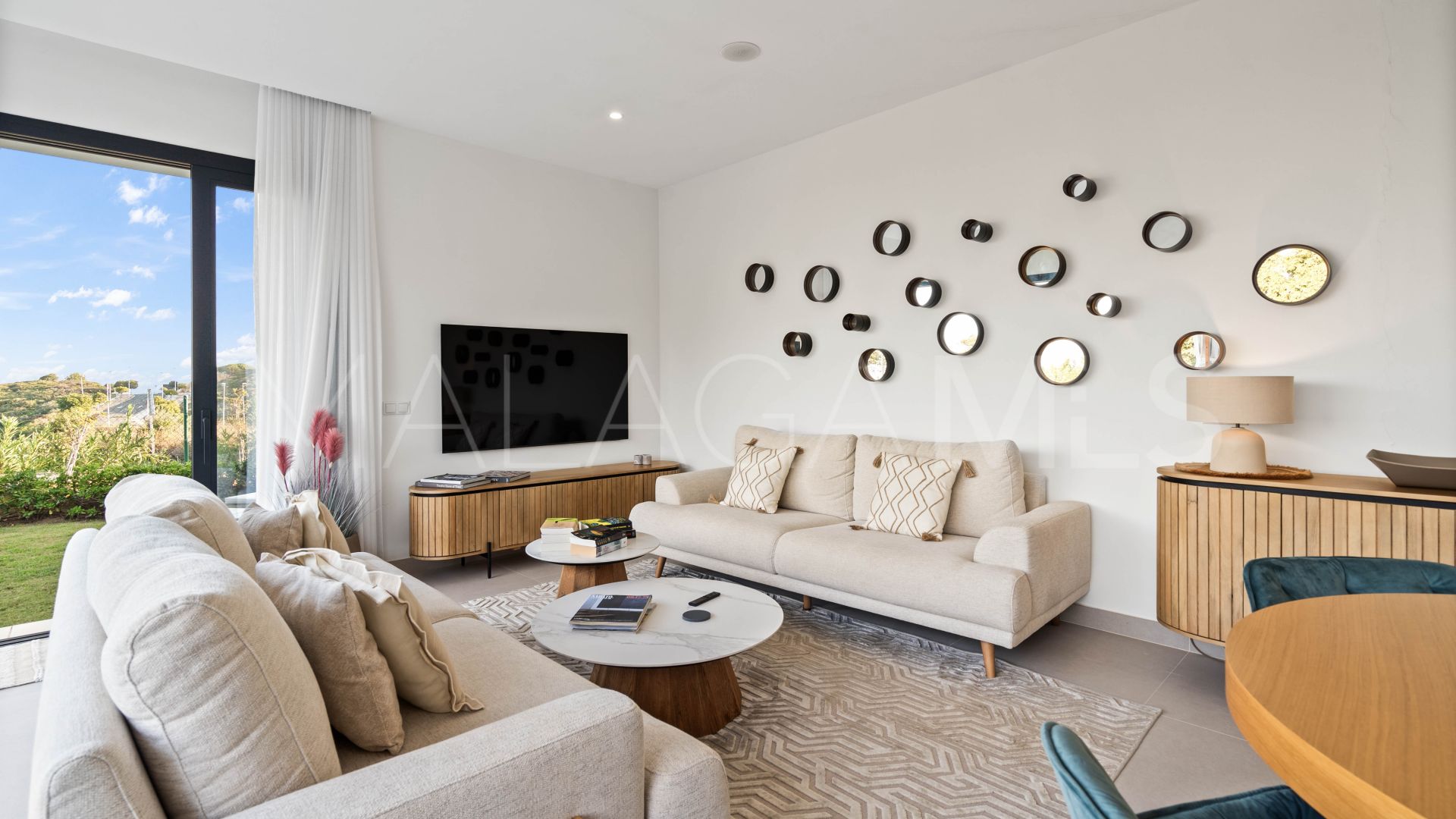 Pareado for sale in Finca Cortesin with 4 bedrooms