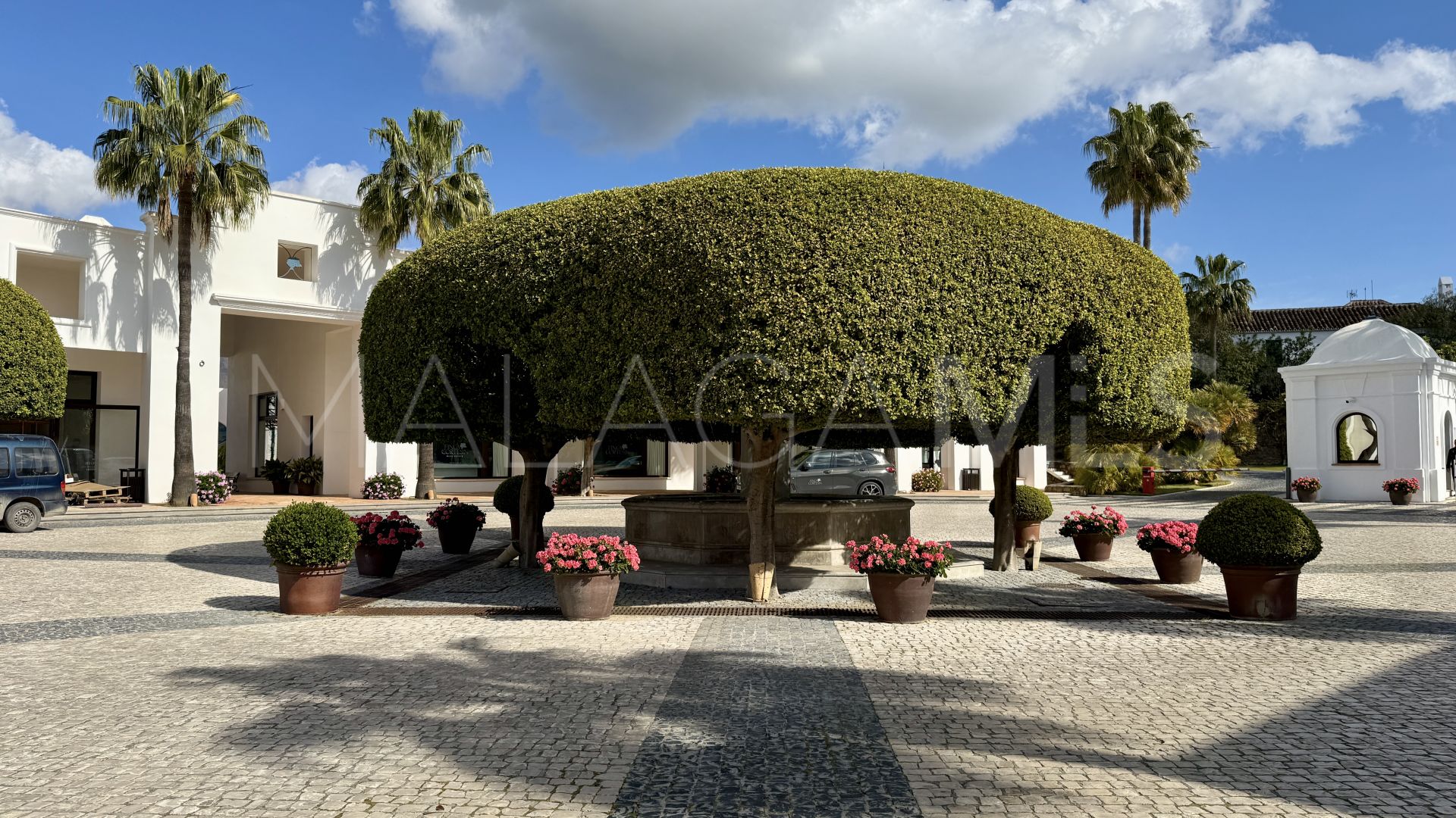 Pareado for sale in Finca Cortesin with 4 bedrooms