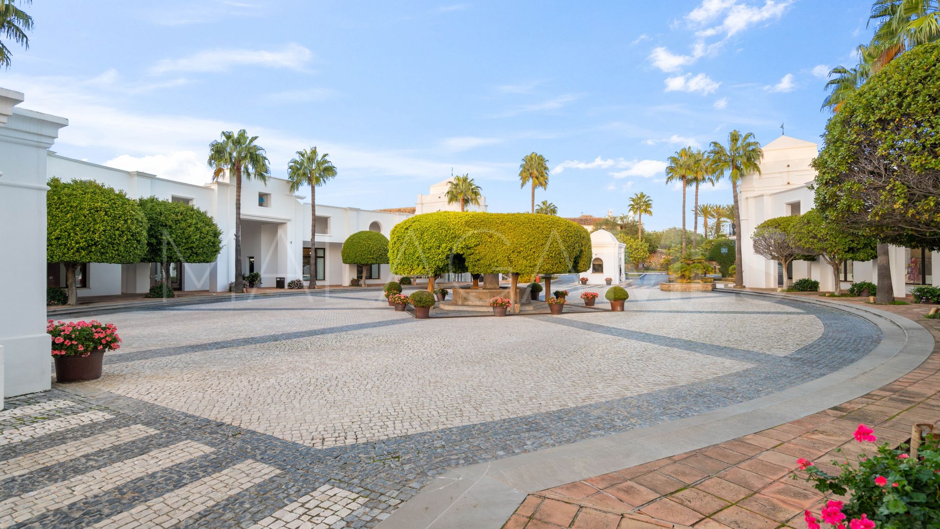 Pareado for sale in Finca Cortesin with 4 bedrooms