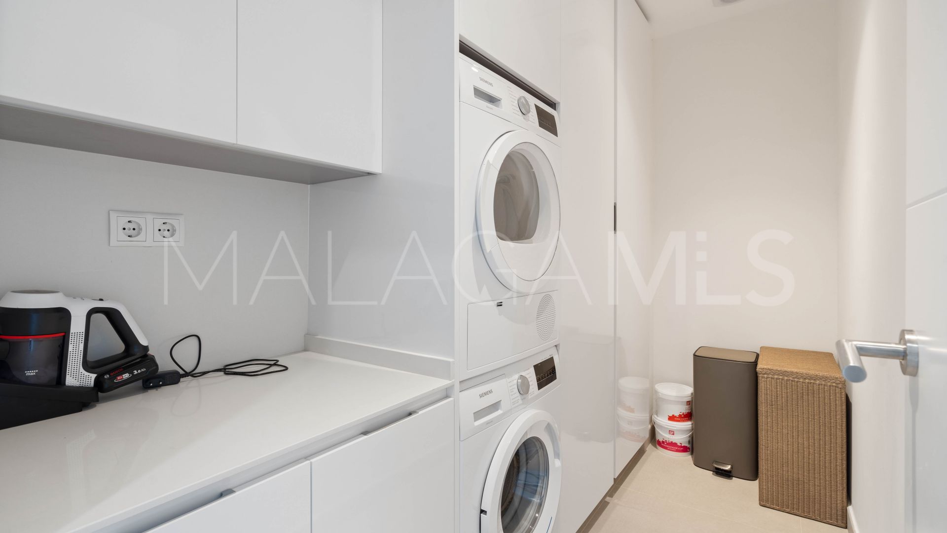 Pareado for sale in Finca Cortesin with 4 bedrooms