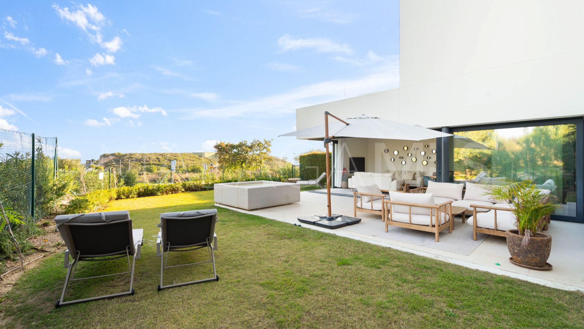 Pareado for sale in Finca Cortesin with 4 bedrooms
