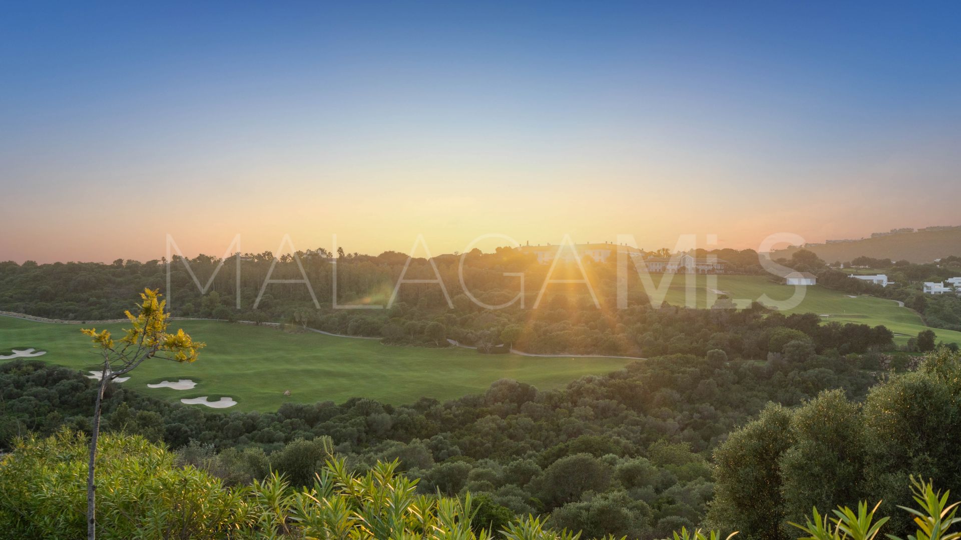 Pareado for sale in Finca Cortesin with 4 bedrooms