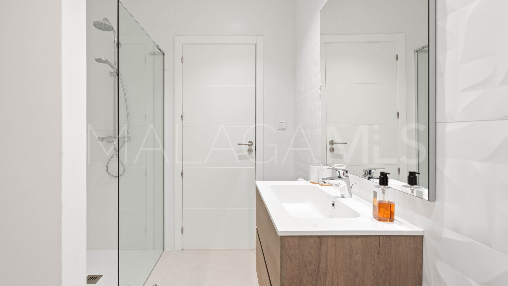 Pareado for sale in Finca Cortesin with 4 bedrooms