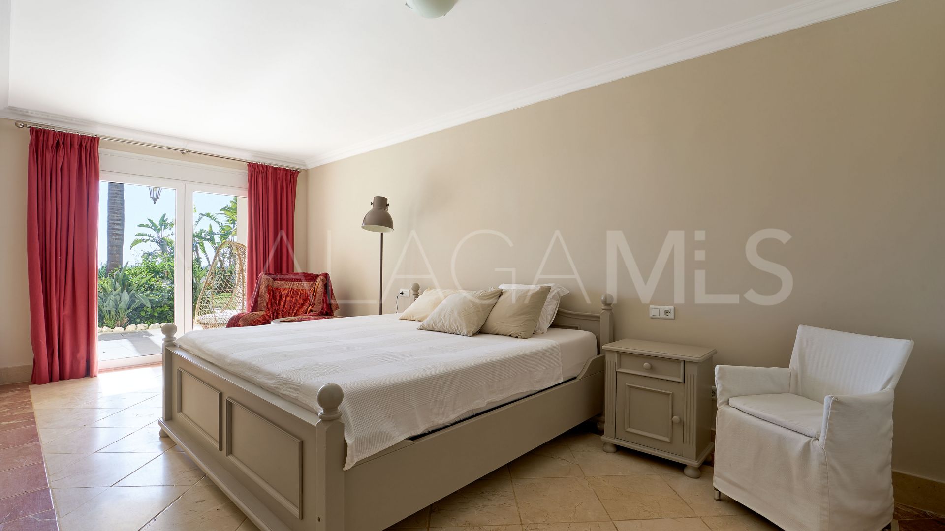 Buy El Padron villa with 4 bedrooms