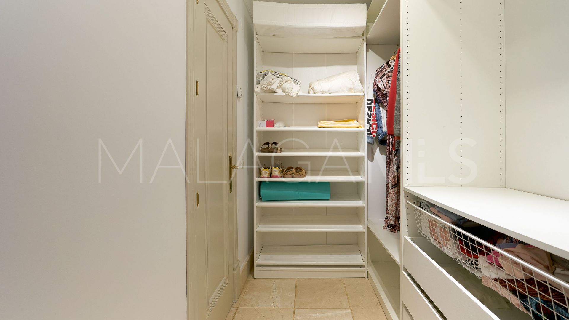 Buy El Padron villa with 4 bedrooms