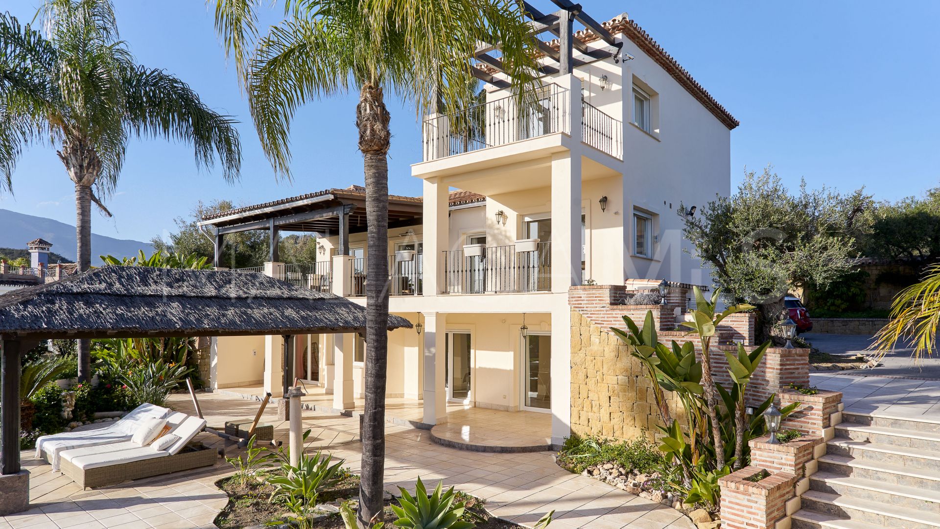 Buy El Padron villa with 4 bedrooms